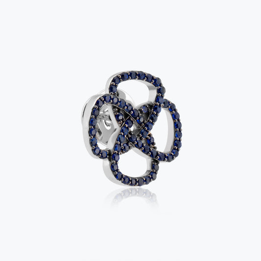 0.96k safir ile bezenmiş küçük Eternity Knot Broşun bağlanma figürünü gösteren yan profili.