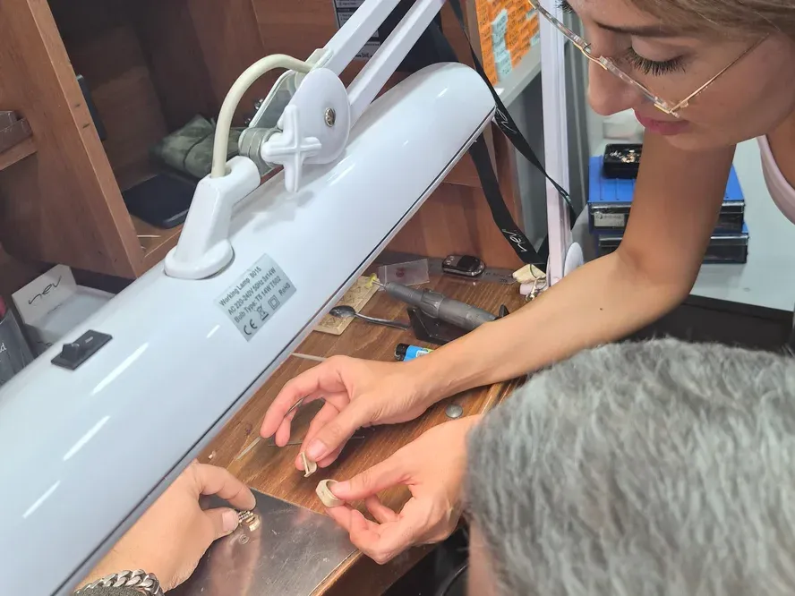 Atölyede tasarımcı ve usta, Zirve kolye ucu tezgâhta