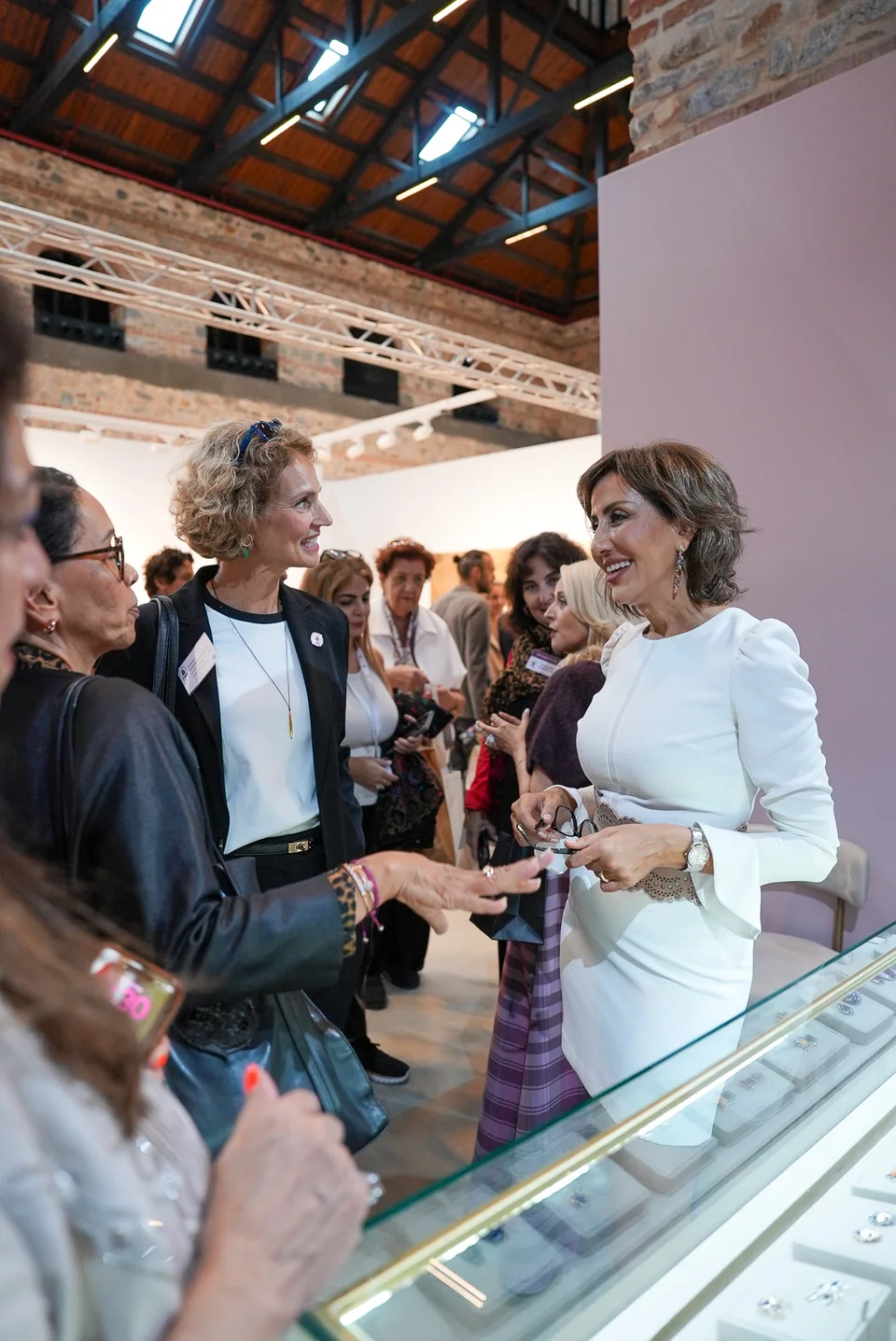 A conversation around the display at the D’Evin stand.