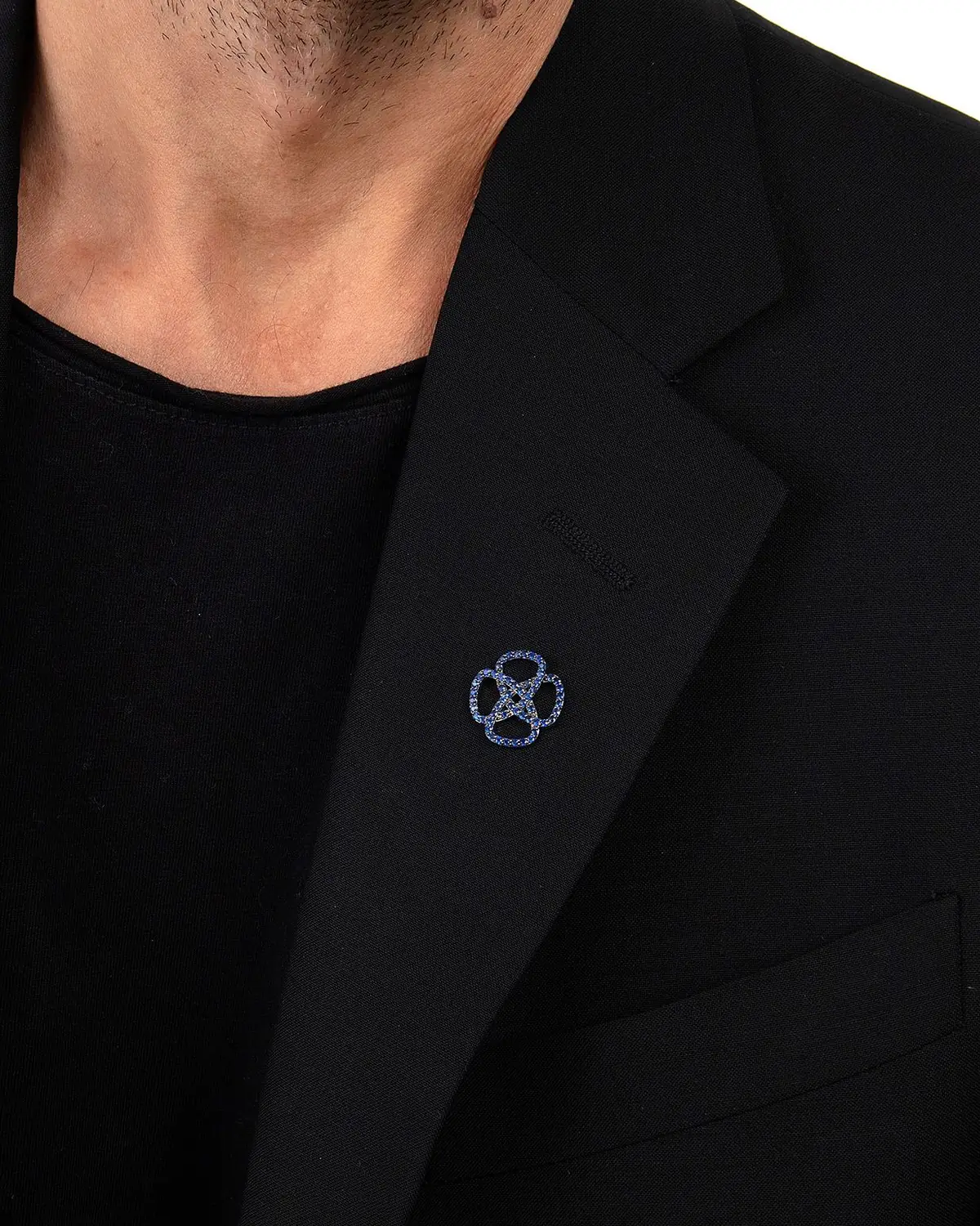 Eternity Knot Broş Küçük, ceket yakasında