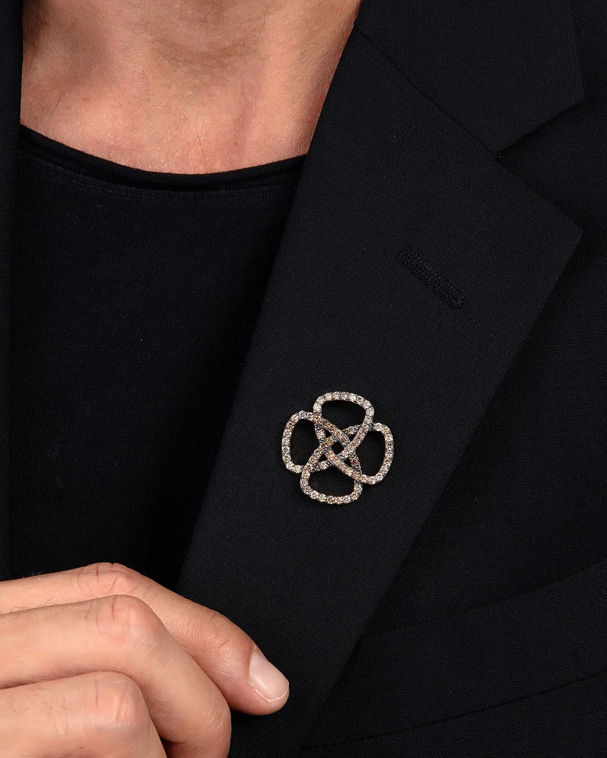Eternity Knot Broş, ceket yakasında