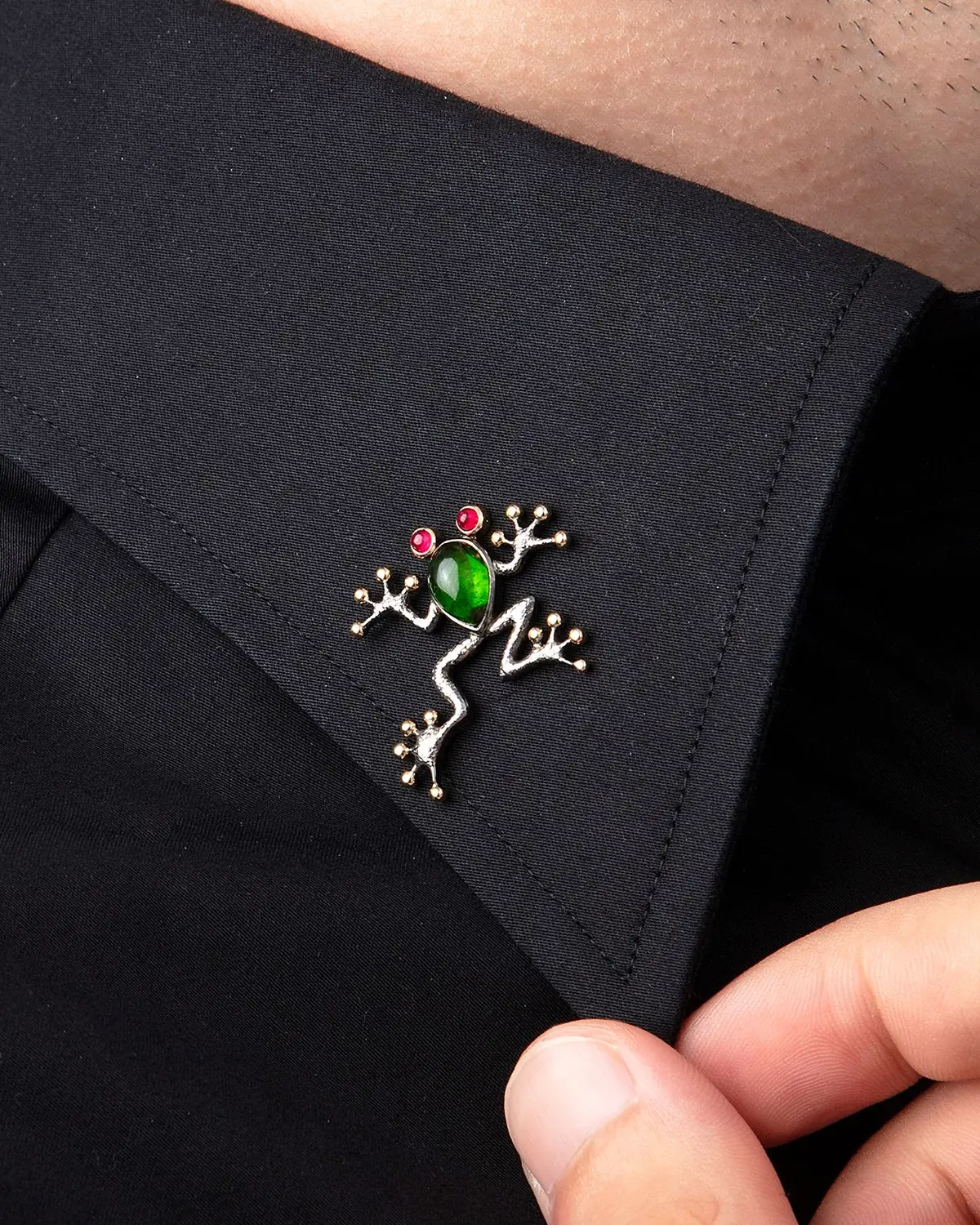 Frog Broş, gömlek yakasında