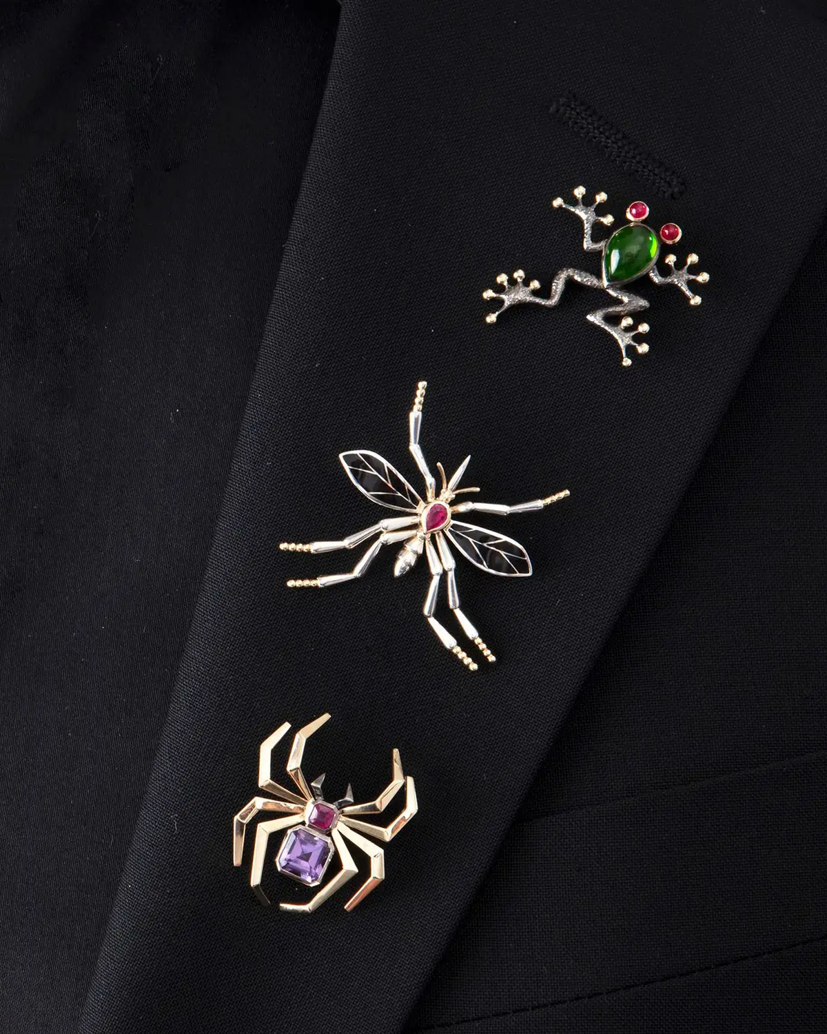 Frog, Mosquito ve Spider broşları, ceket yakasında