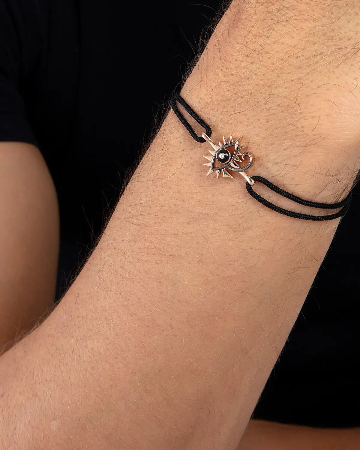 Horus Eye Bileklik Rose, bilekte