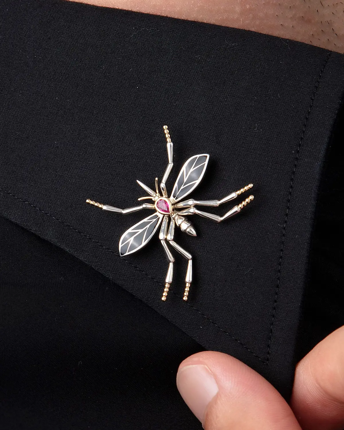Mosquito Broş, gömlek yakasında