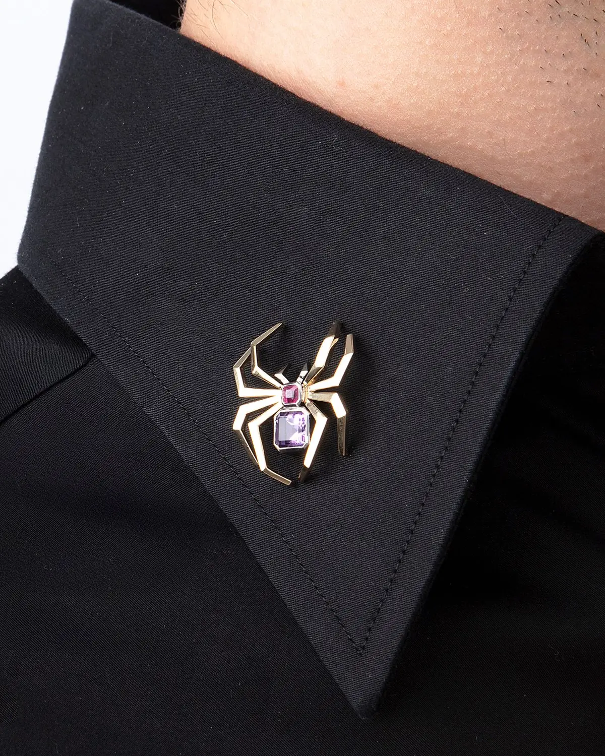Spider Broş, gömlek yakasında