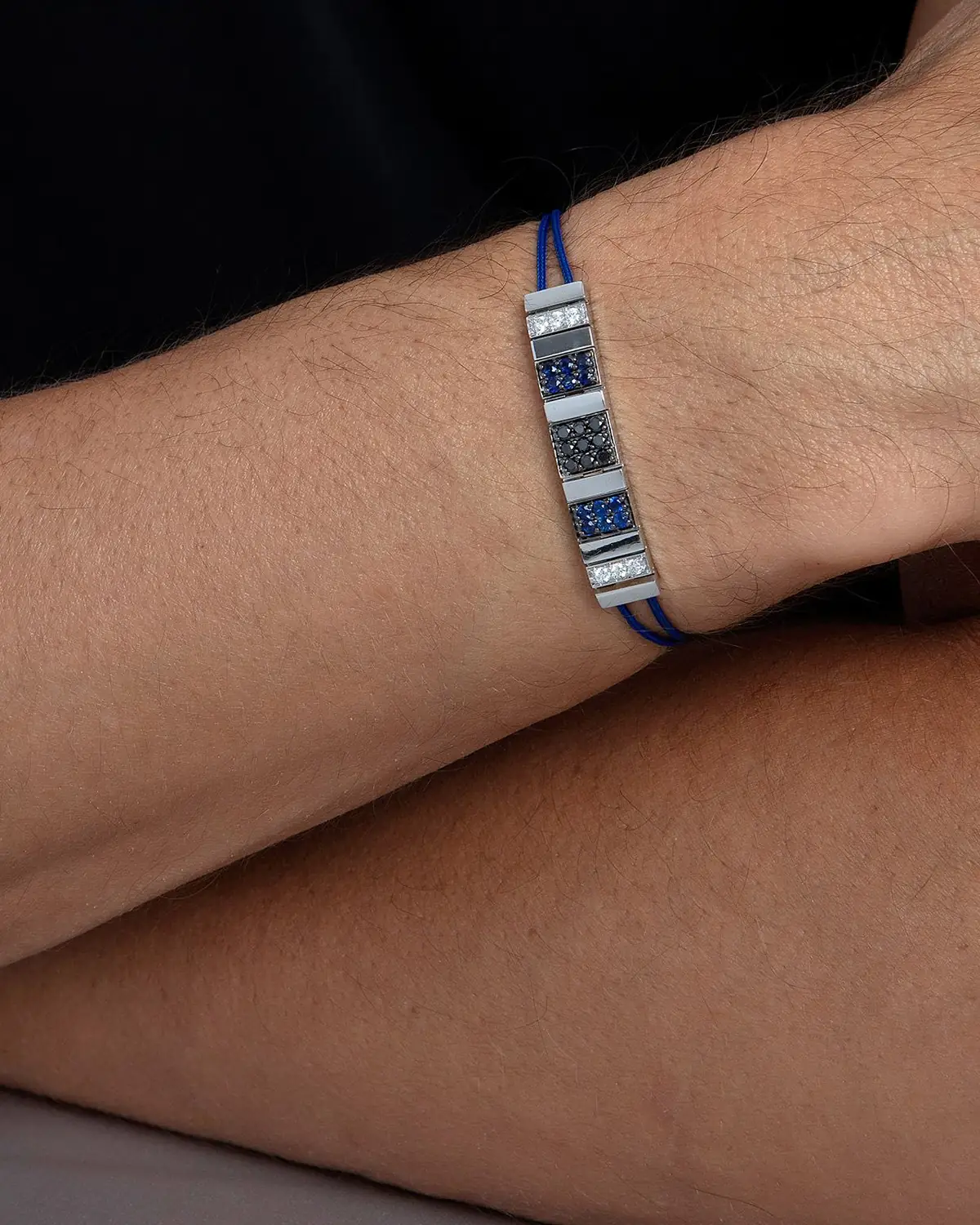 Wholeness Bileklik White, bilekte