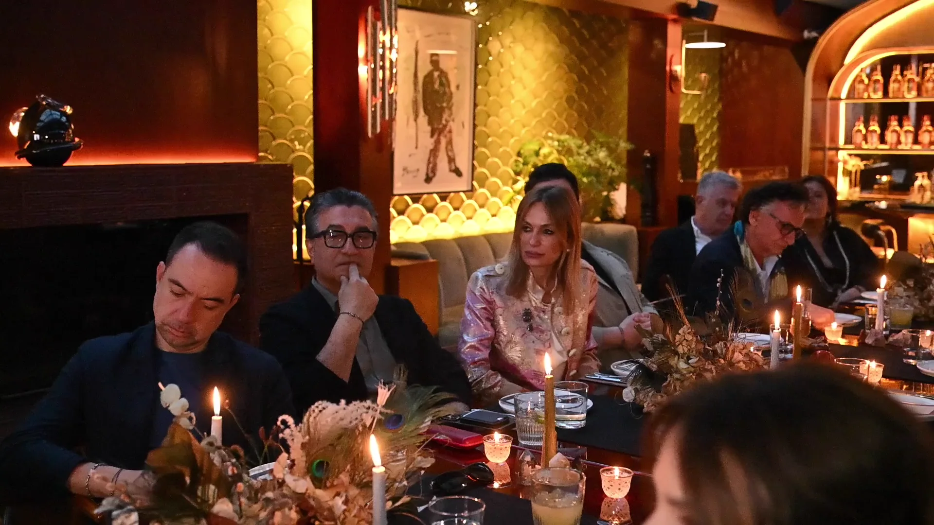The Blend’de D’Evin daveti için hazırlanan yemek masası ve davetliler
